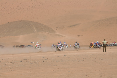 034 First wave of 20 riders roar away.jpg